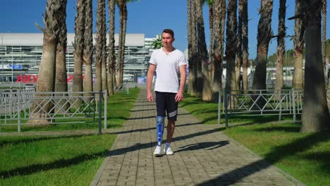 hombre con pierna protésica caminando en un parque