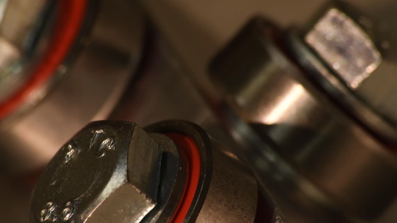 테이블의 볼트, 베어링 및 금속 스크랩