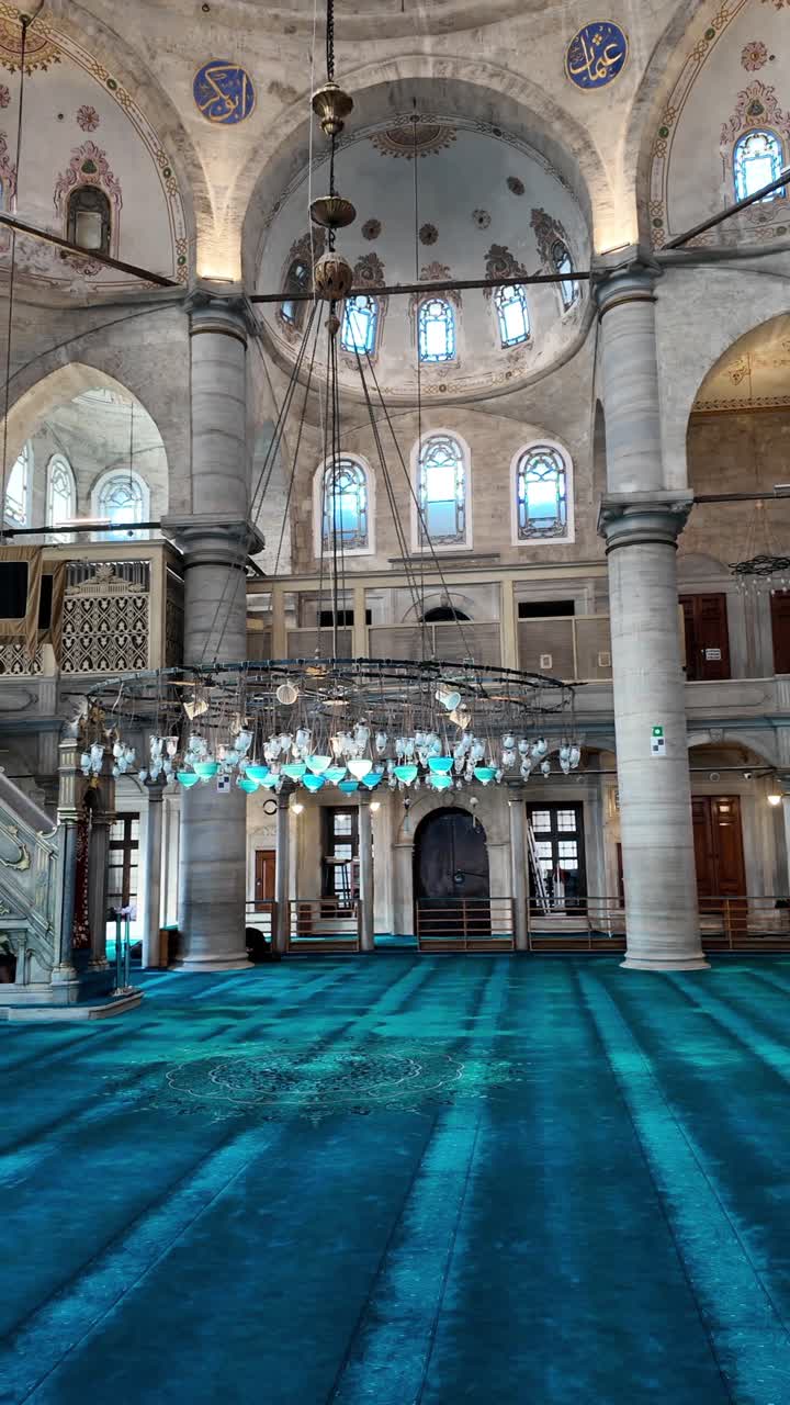 Magnifico interno di una moschea con cupola ornata e tappeto turchese