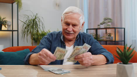 Lächelnder,-Glücklicher-älterer-Großvater,-Der-Geld-Zählt,-Dollar,-Bargeld,-Einkommen,-Rente,-Gehalt,-Lotteriegewinn