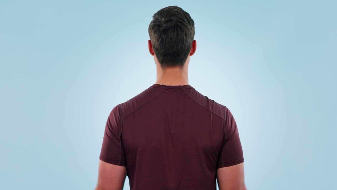 남자, 피트니스 및 스튜디오에서 강한 근육을 구부리는