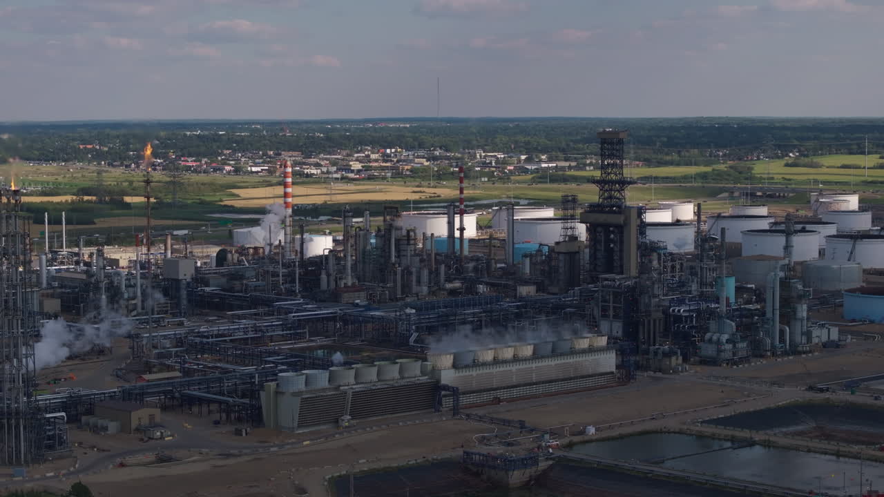 Luftfoto af stort industriel raffineri med tanke og skorstene