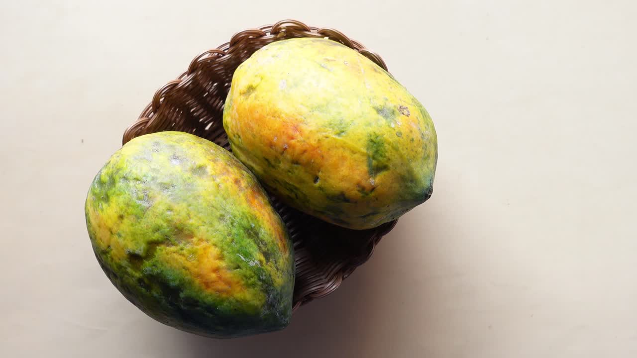 높은 품질의 4k 영상판에 파파야 조각의 클로즈업