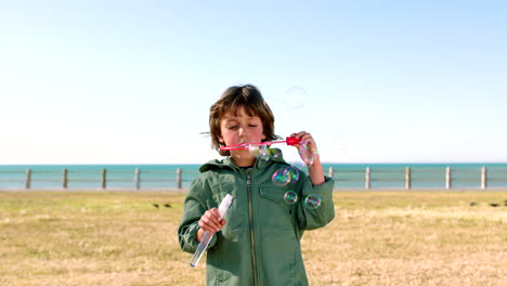 niño, burbujas y parque de playa con niño al aire libre