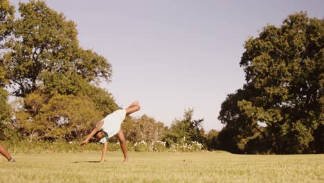 vista trasera de una niña haciendo una acrobacia