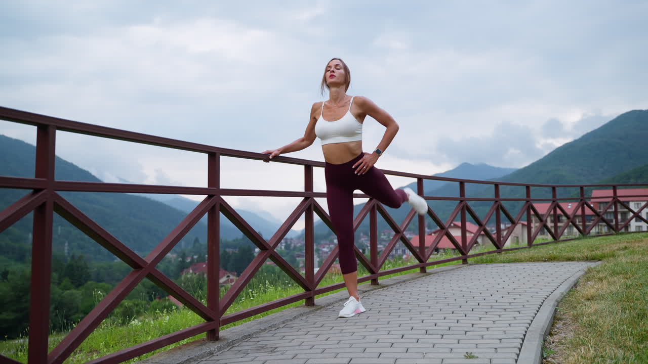 mujer estirándose al aire libre