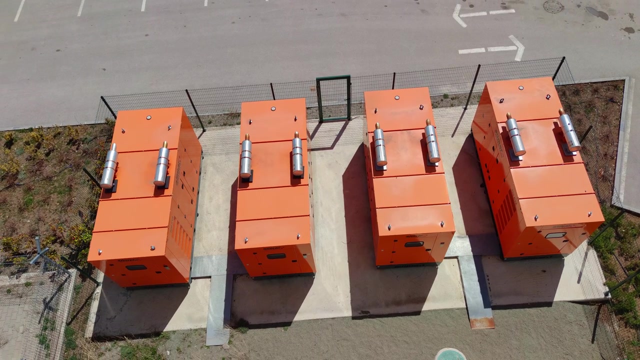 Vista aerea di generatori di energia industriali in un complesso recintato