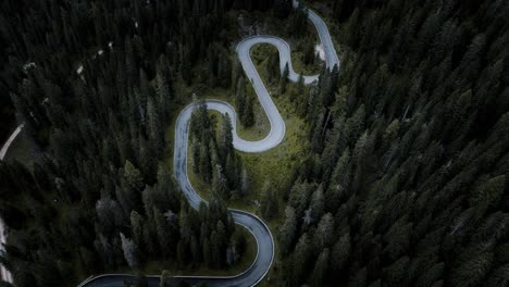 imágenes aéreas de drones de la carretera de la serpiente passo giau, coches, viajes, carreteras