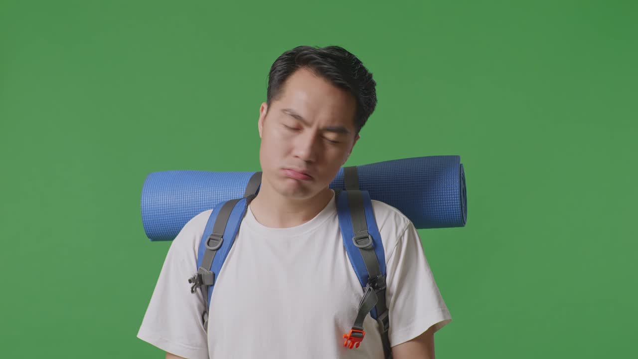 녹색 스크린에 배과 요가 매트를 가진 남자