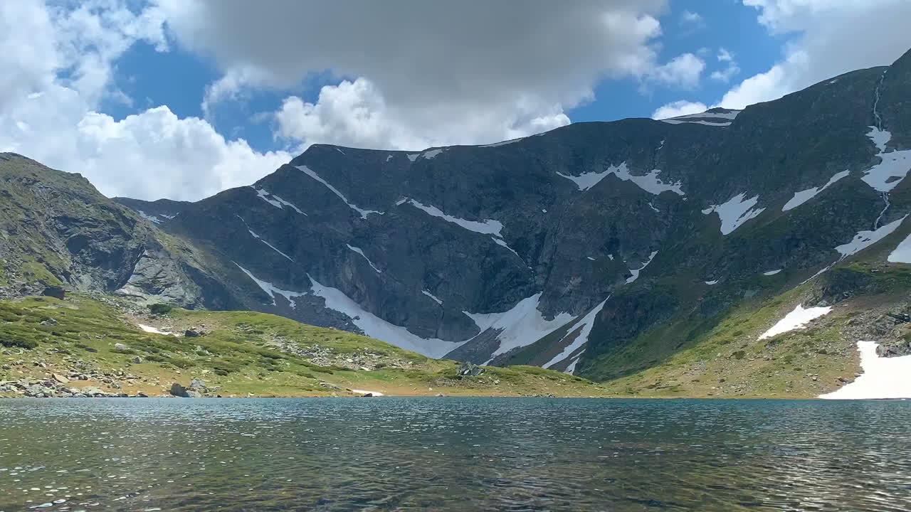 таймлапс озера перед горой