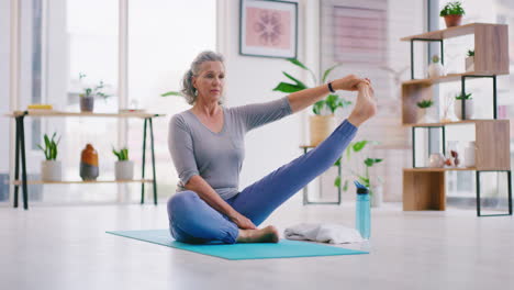 Anciana-Haciendo-Yoga-En-Una-Alfombra-En-Su-Salón