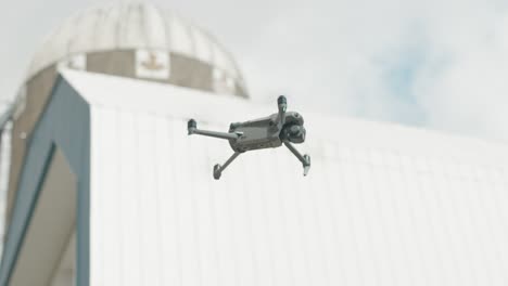 cámara de drones volando contra el fondo del bokeh durante el día