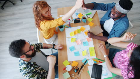 sesión de lluvia de ideas en equipo