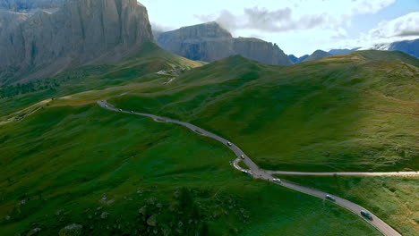 Coches-Bajando-Por-La-Sinuosa-Carretera-De-Paso-De-Sella-Joch-En-Los-Dolomitas-Italianos