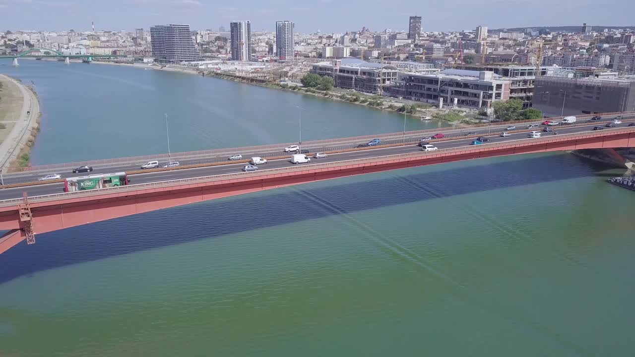 베오그라드 의 사바 강 에 있는 가젤라 다리 의 4k 급 공중  ⁇ 도 촬영