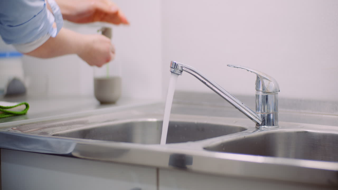 Dottoressa che disinfetta le mani al lavandino 1