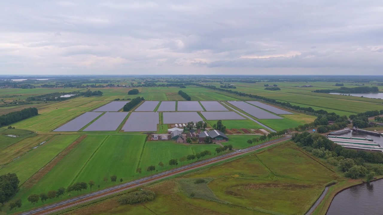 Panoramisk luftoptagelse af en moderne solcellepark med et batterienergilagringssystem - BESS - integreret i det hollandske landskab