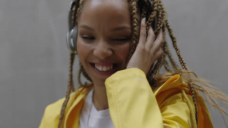 hermosa mujer de raza mixta escuchando música con auriculares sonriendo feliz disfrutando de un estilo de vida despreocupado de cerca