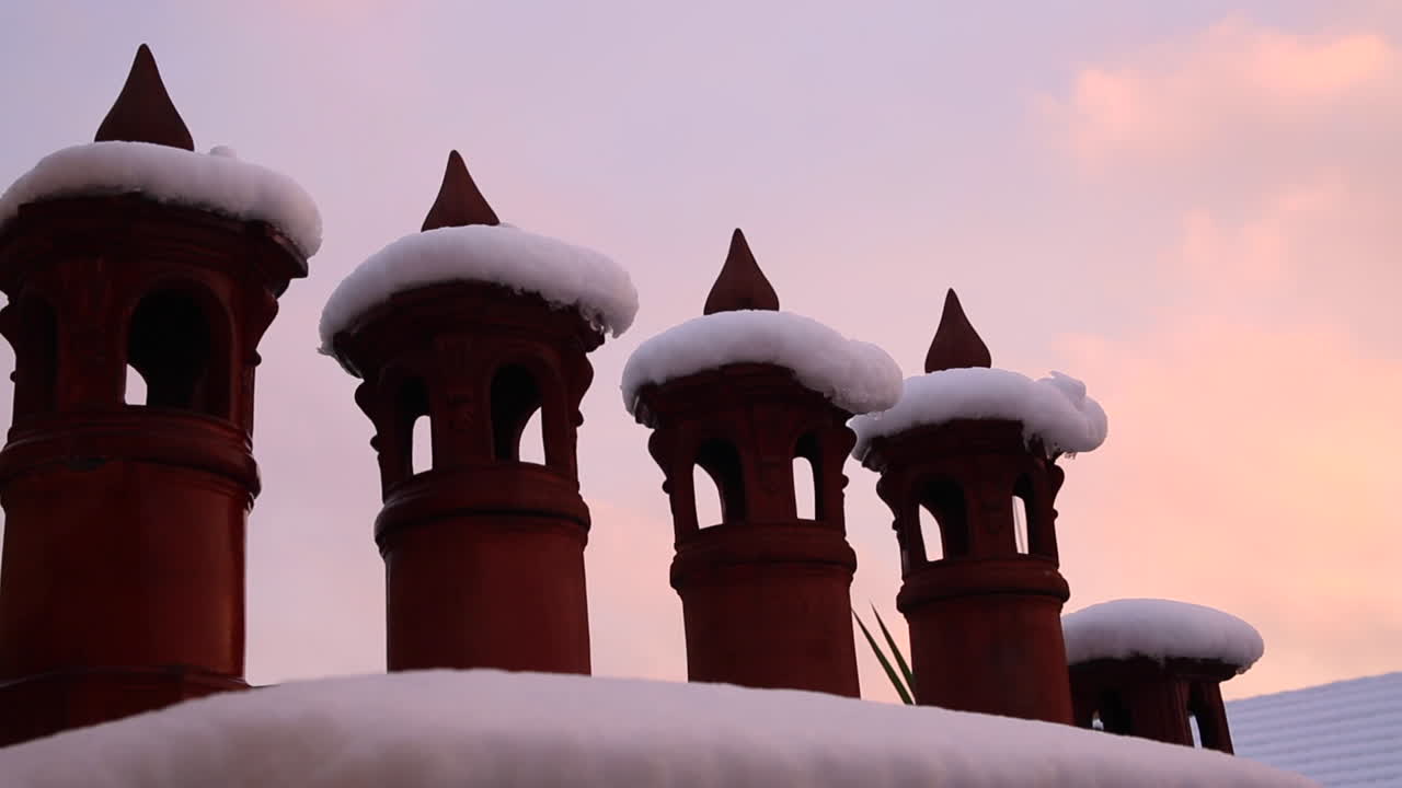 antigua arquitectura de chimenea en un día nublado de invierno con nieve