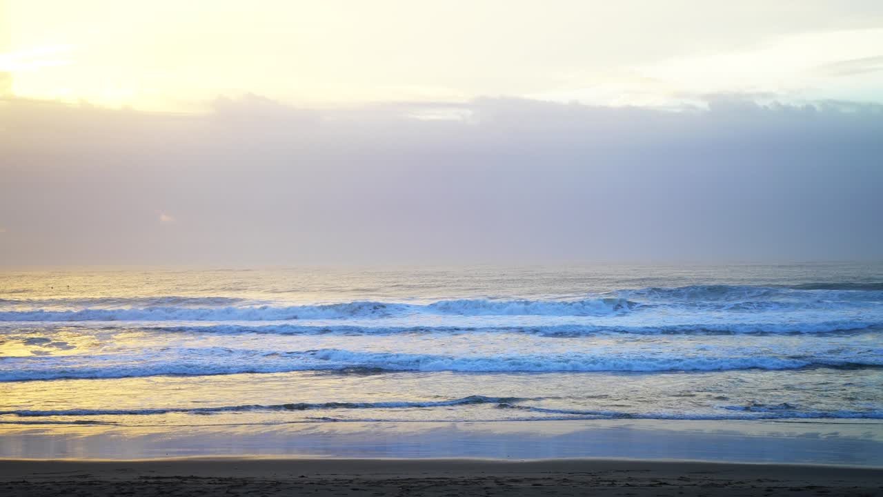 생동감 넘치는 해가 지고 해가 뜨는 평화로운 해변, 파도가 부히는 태평양, 캘리포니아, 빅 서, 샌 시메온, 샌 루이스 오비스포, 구름 층, 골든 아워, 코스트드 드라이브, 고속도로 1