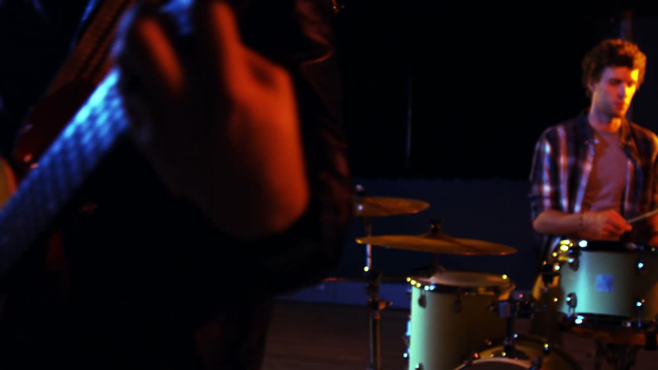 Band che si esibisce in studio