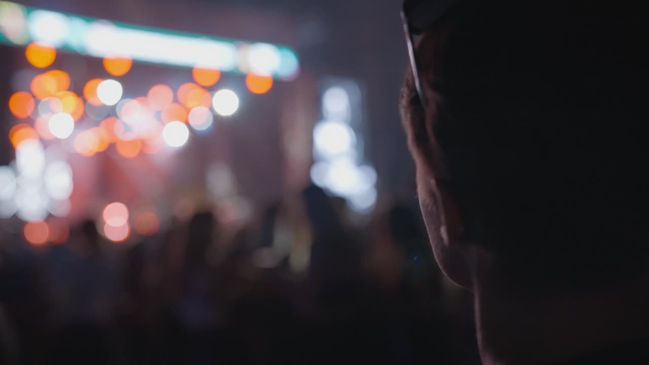 sobre el hombro de una joven disfrutando de la música en el festival szin, szeged, hungría