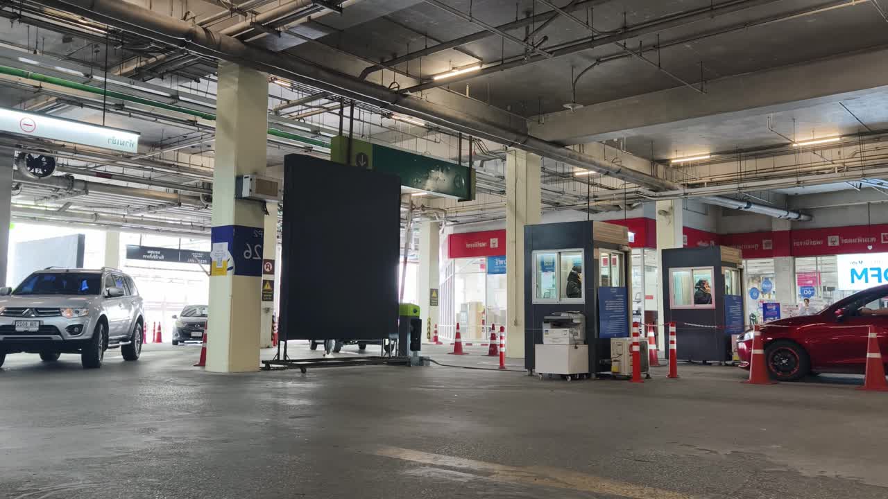 지하 주차장에는 보안 부스와 자동 입구가 있습니다.