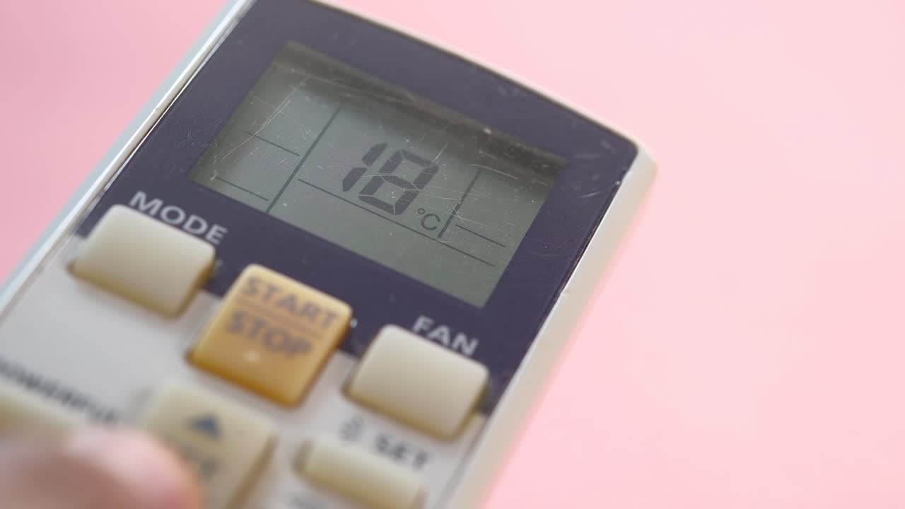 primer plano de un control remoto de un aire acondicionado