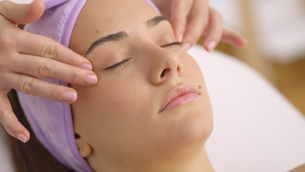Eine Frau erhält eine Gesichtsmassage