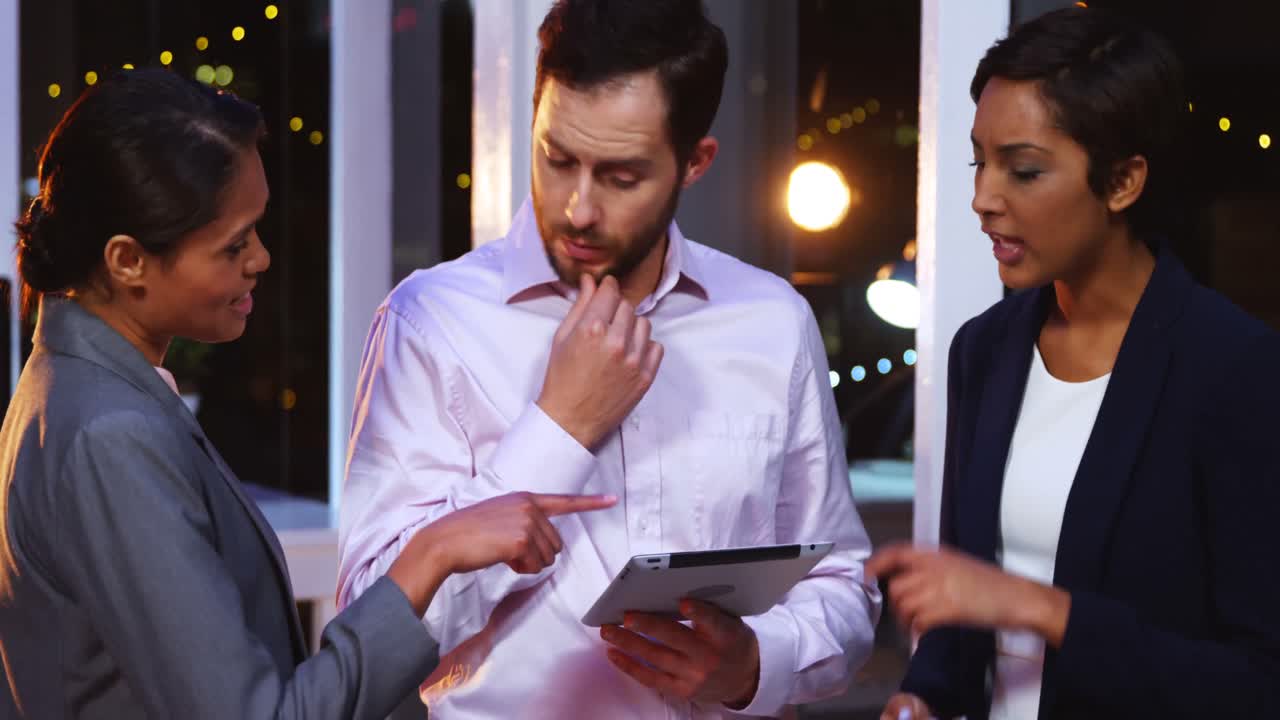 디지털 태블릿을 사용하는 사업가들