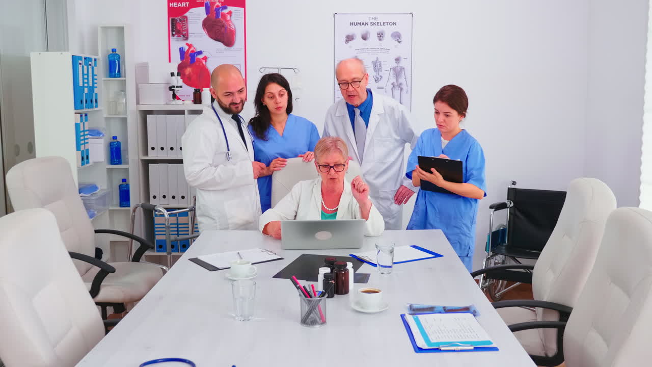 Médica especialista experimentada informando a su equipo médico en una sala de conferencias