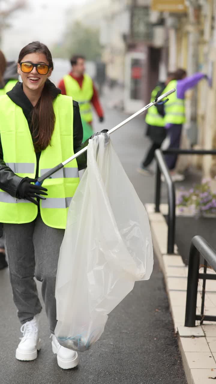 joven limpiando la basura en la ciudad
