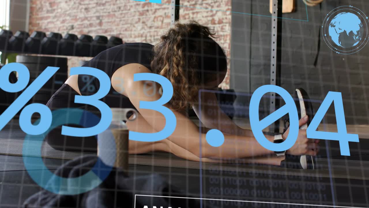 Donna che si allunga per prendere la scarpa e si mette in posizione di allungamento dei muscoli posteriori della coscia per il fitness, con grafici di dati sovrapposti su di lei.
