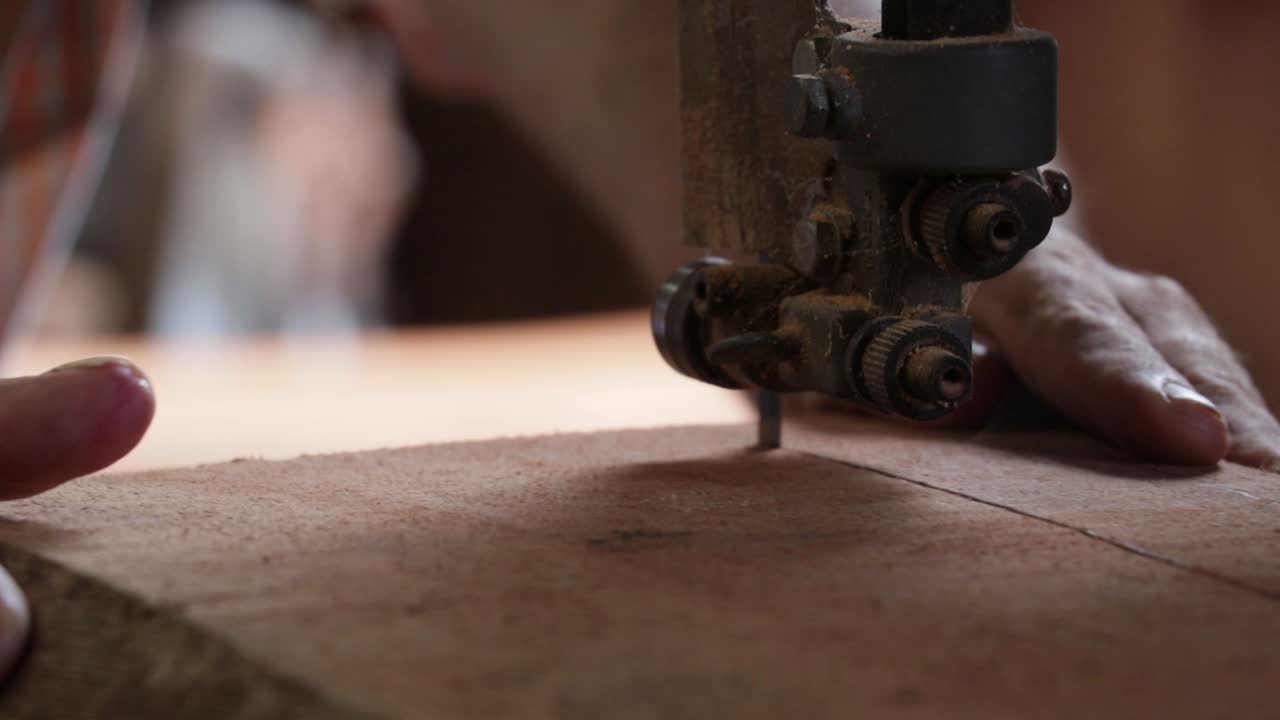 hombre haciendo una silla de madera