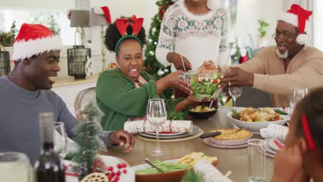 Glückliche-Afroamerikanische-Familie-Beim-Weihnachtsessen