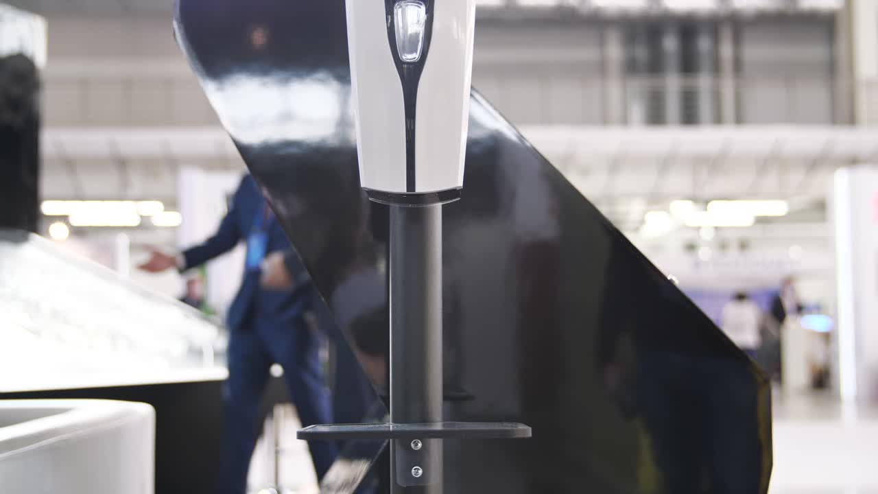 사용 중인 자동 손 소독제 분배기