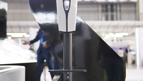 dispensador automático de desinfectante de manos en uso