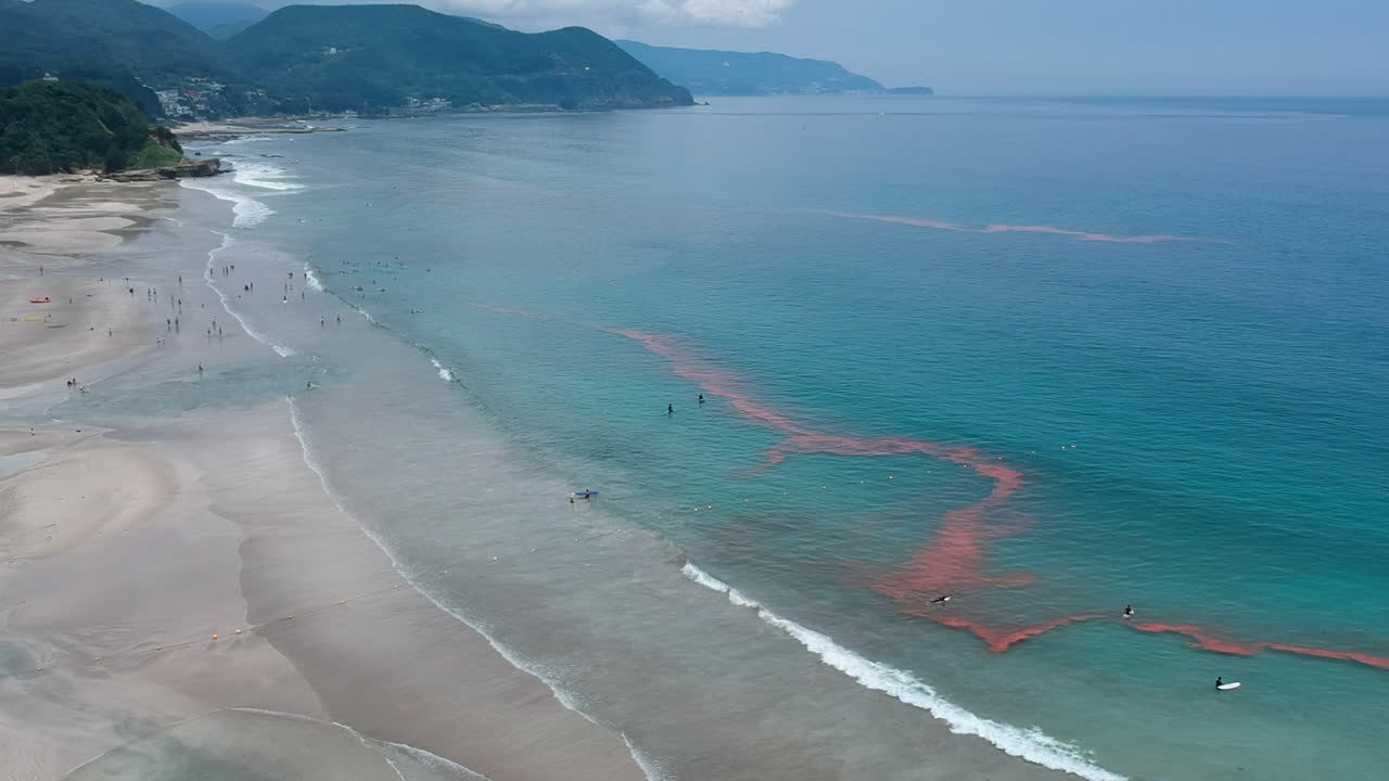 여름 휴가를 즐기는 관광객들이 있는 청록색 바다와 산 - 공중 드론 샷