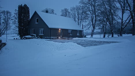 Casa-En-Un-Paisaje-Completamente-Nevado-Y-Persona-Quitando-Nieve-Afuera
