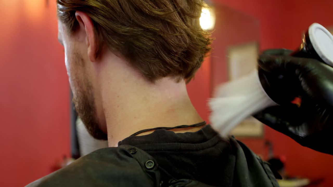 barbero limpiando el cuello de los clientes con un pincel 4k