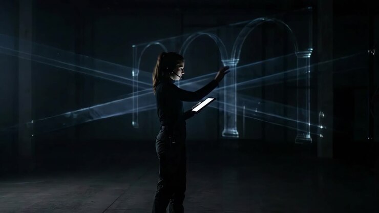 Donna con cuffie che usa un tablet su un palco con archi