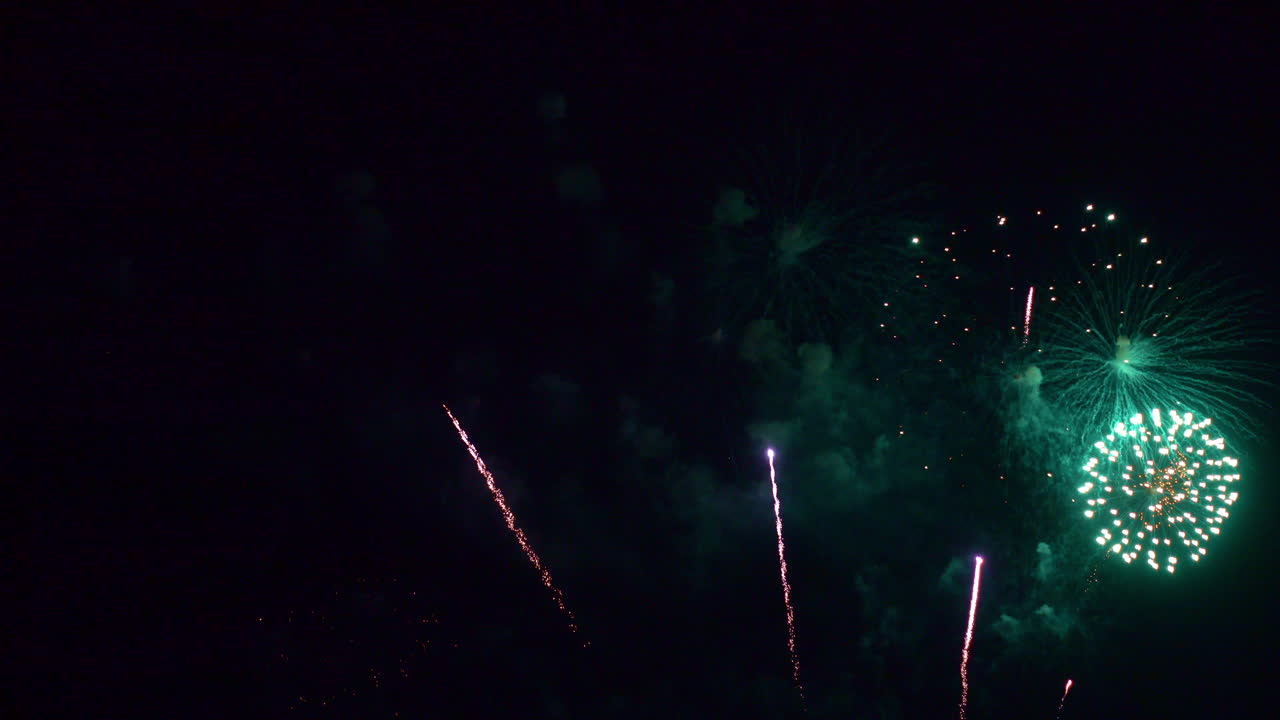 hermosos fuegos artificiales coloridos abstractos explotan en el cielo por la noche un símbolo de celebración en el aniversario de año nuevo para el fondo