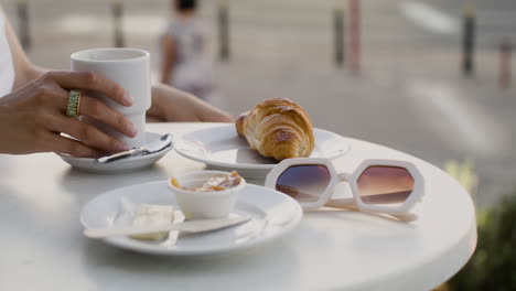 Vista-Cercana-Del-Desayuno-En-Una-Mesa-Al-Aire-Libre