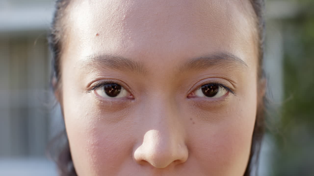 행복한 두 인종 여성의 눈을 뜨게 하는 초상화, 야외에서, 느린 동작