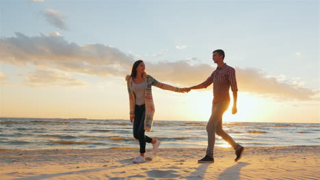 Paar,-Das-Bei-Sonnenuntergang-Am-Strand-Spazieren-Geht-Das-Konzept---Eine-Glückliche-Flitterwochen-Steadicam-Zeitlupenaufnahme