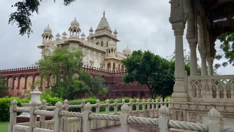 panorámica lenta a la derecha vista a través de jaswant thada mármol