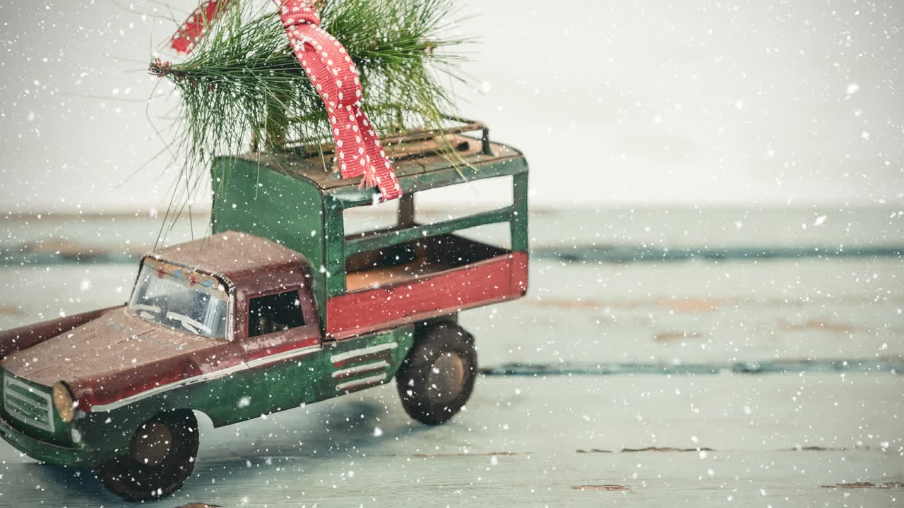 modelo de coche con un árbol de navidad en su techo combinado con nieve cayendo