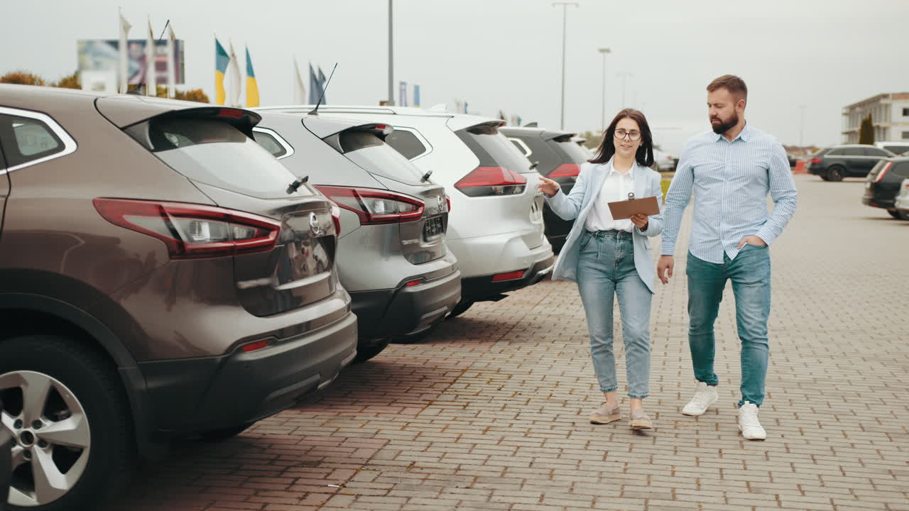 cliente viendo coches en un concesionario