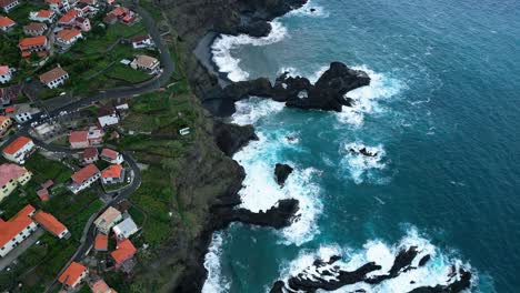 Vídeo-Con-Dron-De-Un-Pueblo-Junto-Al-Océano