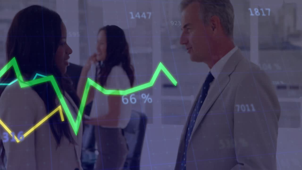 animación del procesamiento de datos financieros sobre diversas personas de negocios